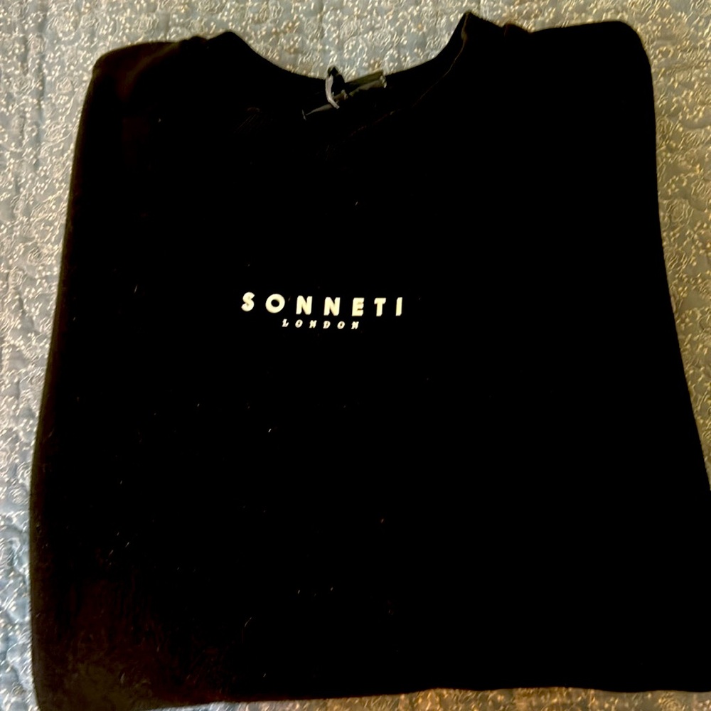 Black crewneck Sonneti London sweatshirt, size M, long sleeves.